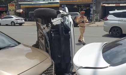 Ảnh TNGT: Không kiểm soát được tay lái, tài xế Hyundai Accent đâm liền ba xe khác